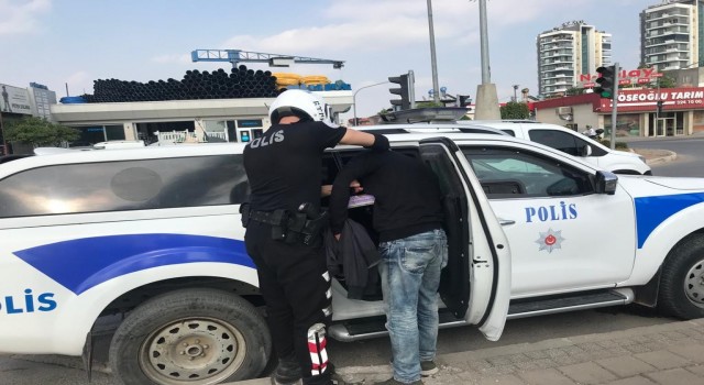 Adanada kavşaklarda dilenen ve cam silen 80 kişi yakalandı