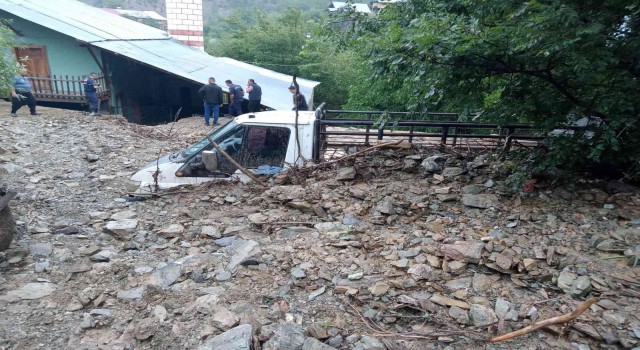Adanada şiddetli sağanak su taşkını ve heyelana sebep oldu, 1 araç sulara kapıldı
