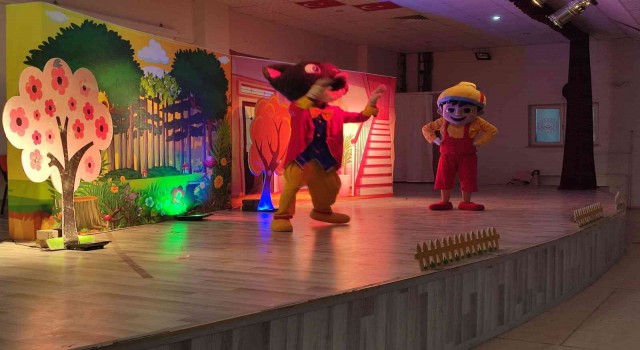 Adilcevazda minik öğrenciler tiyatro ile tanıştı