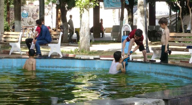 Adıyamanda çocukların tehlikeli serinlemesi