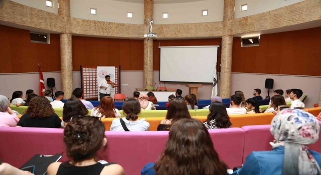 ADÜde toplum baskısının bireye etkisi konuşuldu