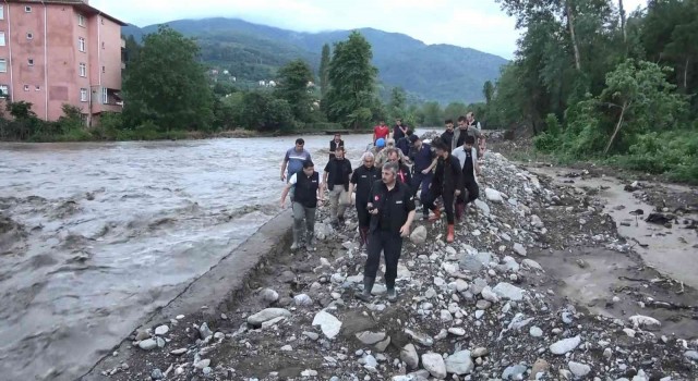 AFAD Başkanı Yunus Sezer, Kastamonuda sel bölgesinde incelemelerde bulundu