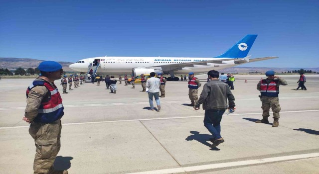 Afganlı 227 göçmen daha ülkelerine gönderildi
