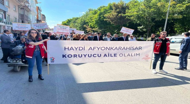Afyonkarahisarda ‘Koruyucu Aile Modeline yürüyerek dikkat çektiler
