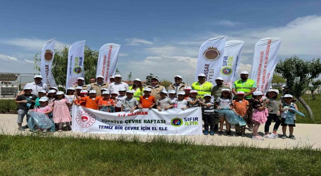 Afyonkarahisarda öğrenciler Akarçay çevresini temizledi