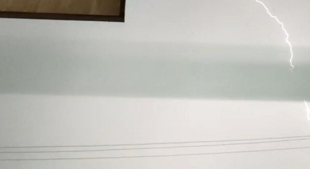 Afyonkarahisarda sağanak etkili oldu, çakan şimşekler geceyi aydınlattı