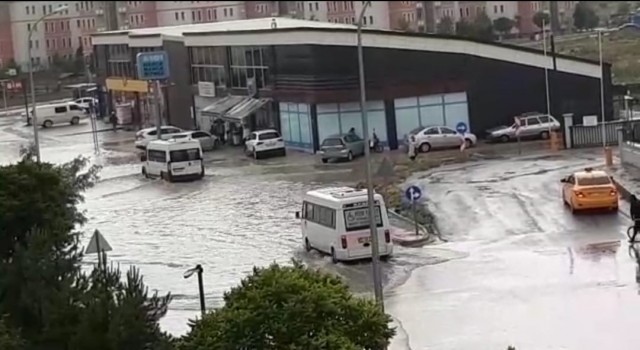 Afyonkarahisarda sağanak yağmur yolları göle çevirdi