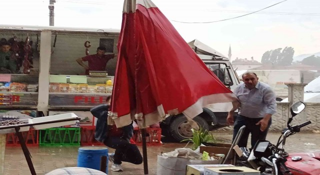 Afyonkarahisarda şiddetli yağmur ve rüzgar hayatı olumsuz etkiledi