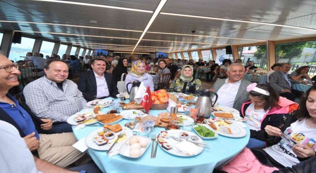 Afyonlular, Boğazda vapur turunda bir araya geldi