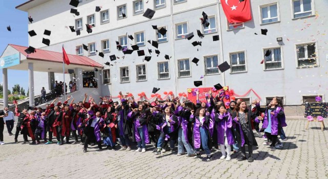 Ağrıda öğrencilerin karne heyecanı