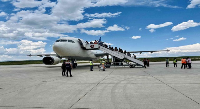 Ağrıda sınır dışı edilen 499 Afgan göçmen uçakla ülkelerine gönderildi