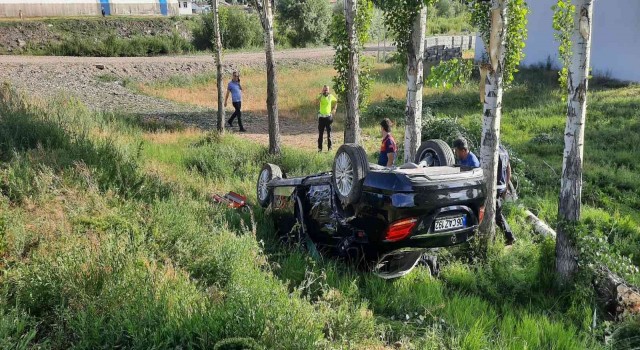 Ağrıda virajı alamayan araç takla attı