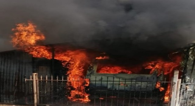 Ahır yangınında ticari araç küle döndü, 8 hayvan alevlerden zarar gördü