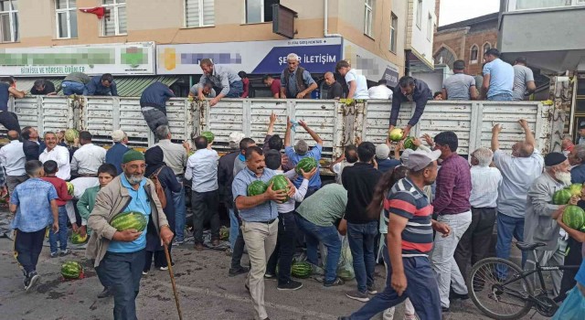 Ahlatta bedava karpuz izdihamı