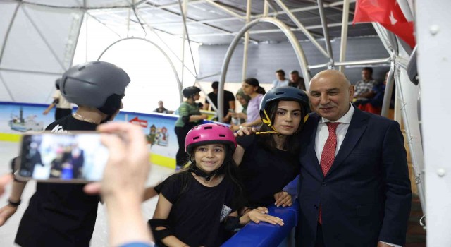Ahmet Çalık Buz Pateni Pistinde ücretsiz eğlence