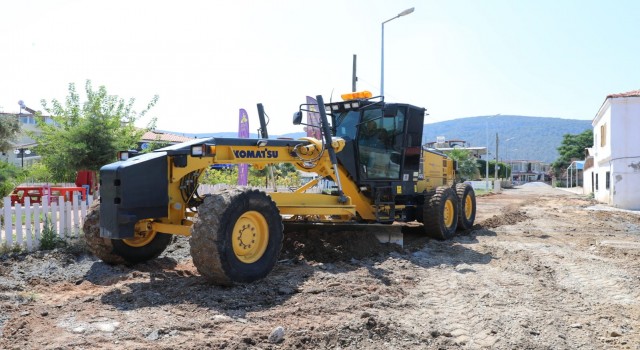 Akbükte yol yapım ve parke taşı çalışmaları sürüyor