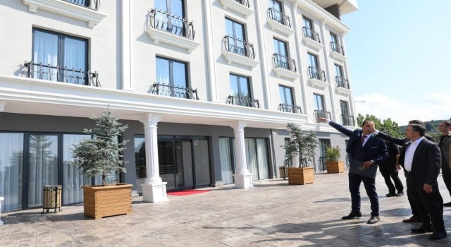 Akçakocaya yapılan otel incelendi