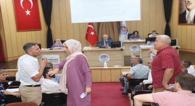 Akdeniz Belediye Meclisinde İstiklal Marşı ve Öcalan gerginliği