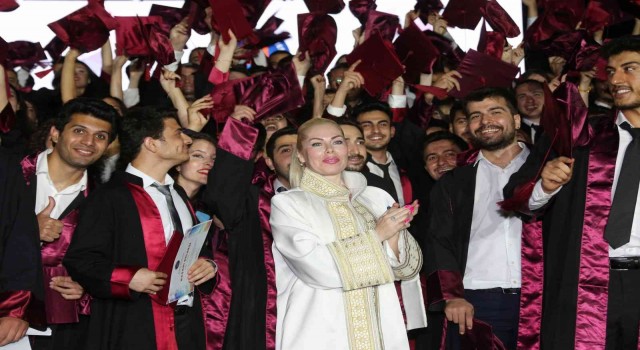 Akdeniz Üniversitesi Tıp Fakültesinden 438 hekim mezun oldu