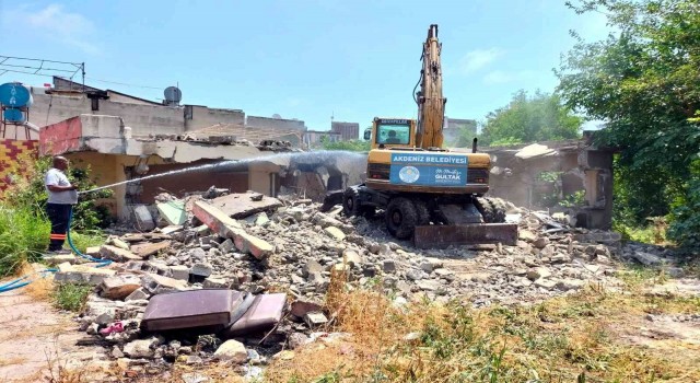 Akdenizde bir metruk bina daha yıkıldı
