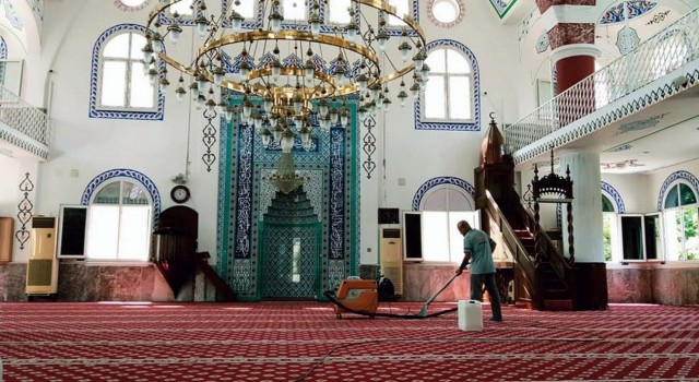 Akdenizde ibadethanelerde ilaçlama ve yıkama çalışmaları sürüyor