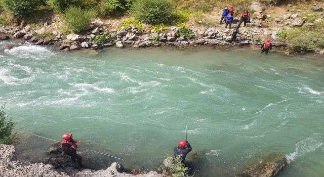 Akıntıya kapılan sağlıkçıyı arama çalışmaları 15inci gününde sürüyor