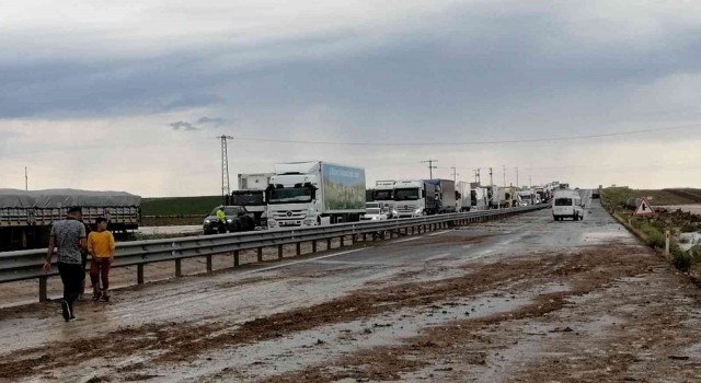 Aksarayda sel nedeniyle Adana Yolu trafiğe kapatıldı
