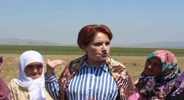 Akşener, Manisada esnafı ziyaret edip alışveriş yaptı