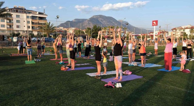 Alanyada yoga etkinliğinde buluştular