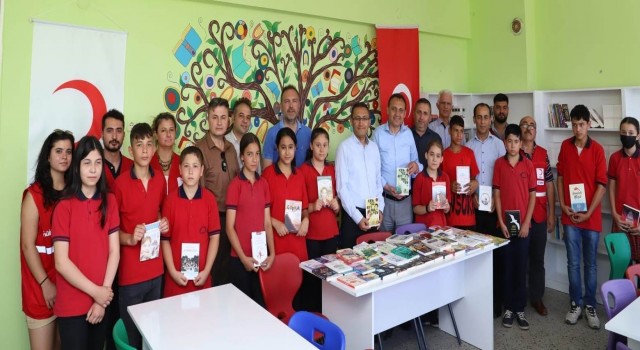 Alaşehir Kızılaydan okul kütüphanesine bağış