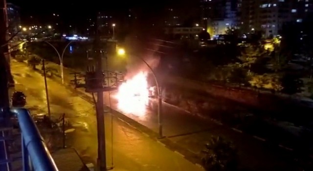 Alev topuna dönen otomobilden gelen patlama sesleri korkuttu