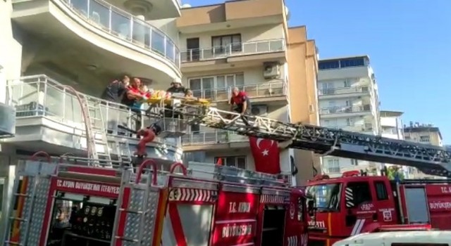 Alevlerin arasında kaldı, balkondan sedyeyle kurtarıldı