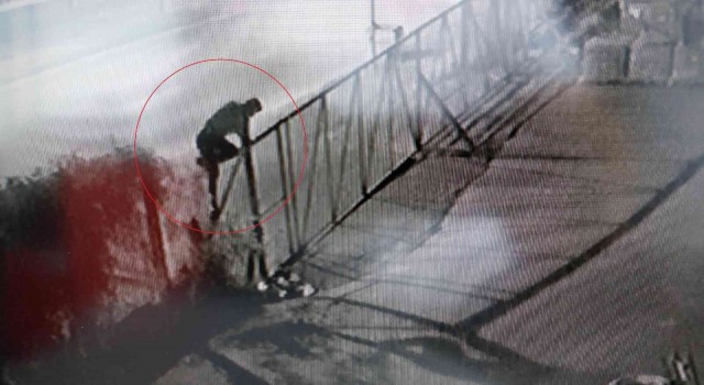 Alkollü şahsın tel örgülerin üzerinden geçerken düşme anı kamerada