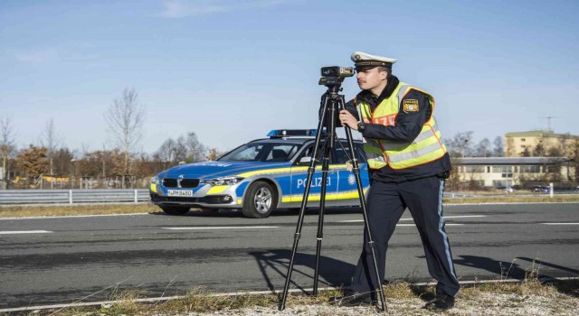 Almanyada polise el hareketi yapan sürücüye 5 bin Euro para cezası
