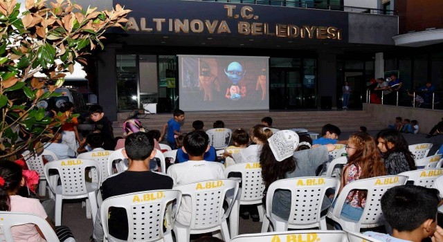 Altınovada açık sinema keyfi