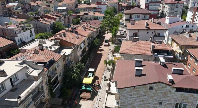 Altyapı yenileme çalışmaları tamamlanan sokaklar sıcak asfalt konforu ile buluşuyor