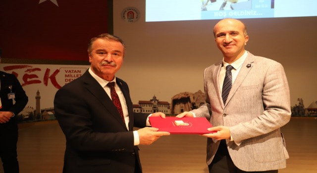 Amasya Üniversitesinde başarılı akademisyenler ödüllendirildi