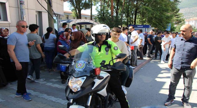 Amasyada kimliğini unutan öğrencileri YKSye motosikletli polis yetiştirdi