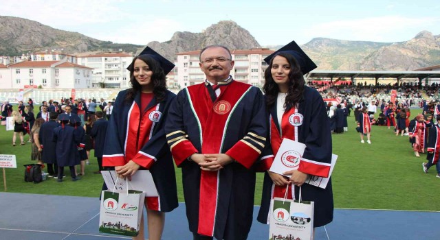 Amasyalı ikizler, üniversiteyi birinci ve ikinci sırada bitirdi