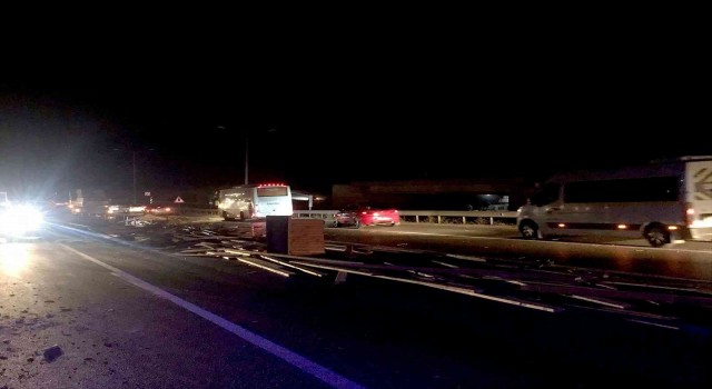 Ambulans, kamyon kasasından dökülen kerestelere çarptı : 1 yaralı