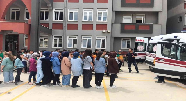 Ambulans ve sağlık hizmetleri öğrencilere tanıtıldı
