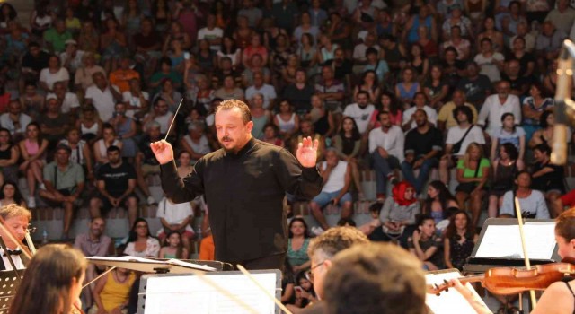 Amfi tiyatronun ilk konserine Didimliler yoğun ilgi gösterdi