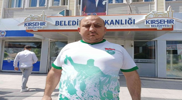 Amigo Halil Kurt, Kırşehir Belediyesi önünde eylem yaptı