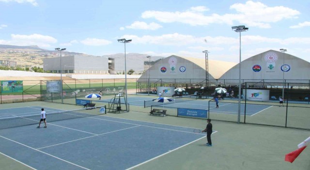 Anadolu Yıldızları Şırnakta teniste yarıştı