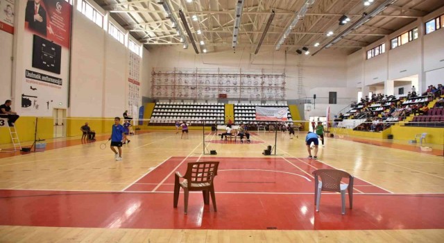 Analig badminton çeyrek finalleri Elazığda başladı