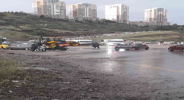 Aniden bastıran yağış Çankayalıları zora soktu