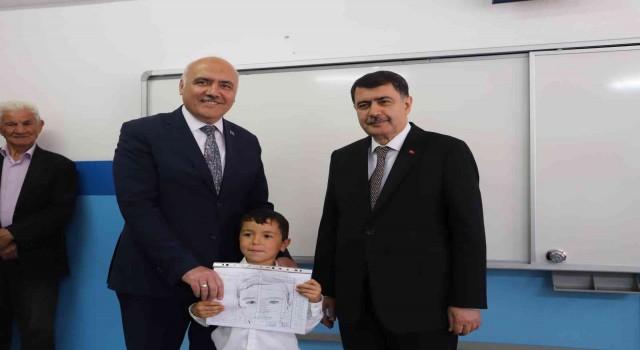 Ankara Valisi Şahinden karne alan öğrencilere ziyaret