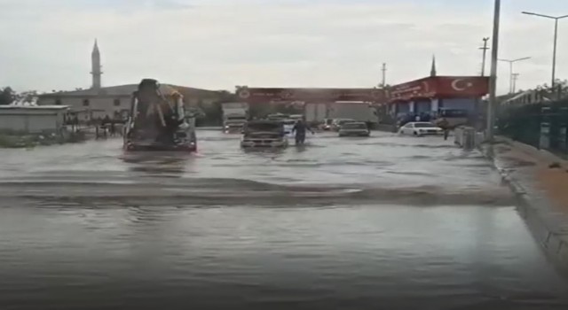 Ankarada etkili olan yağış sonrası Sincan Cezaevi önü göle döndü