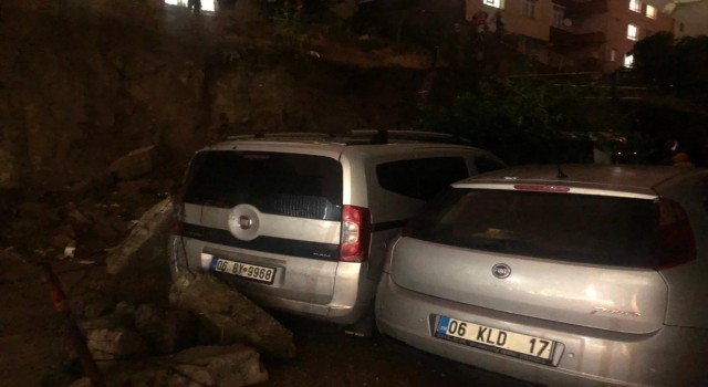 Ankarada istinat duvarı çöktü, 5 otomobil zarar gördü