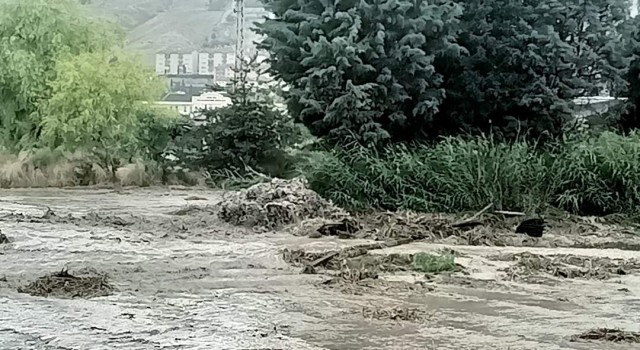 Ankarada sağanak köylere ulaşımı engelledi